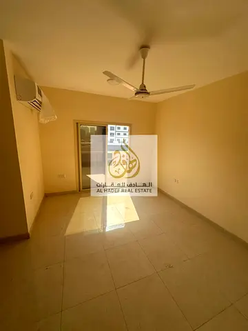 الايجارالسنوي في عجمان منطقة ليوراره البستان قريب من مركز ميديل ايست و سوق السمك البنايه عائلات البنايه جديدة اول سكن شقه غرفه و صاله مع بلكونه 2 حمام