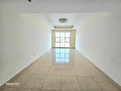 شقة فسيحة للغاية مكونة من غرفتين للخادمة مع صالة ألعاب رياضية وحمام سباحة وموقف سيارات مغطى