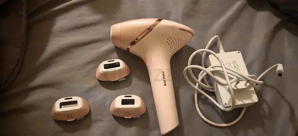 Philips Lumea IPL Hair Removal Device with 3 Attachments - Lightly Usedphilips model: pl-3033
