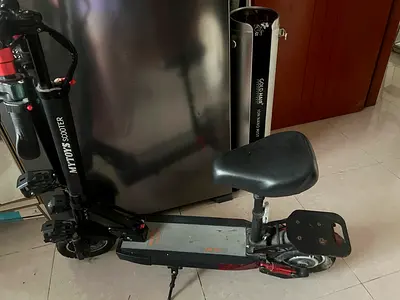 Electric scooter with adjustable seat - used, folding design
