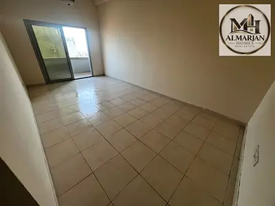 غرفتين وصالة بالنعيمية 1 عجمان، مساحة كبيرة وصالة منفصلة وبلكونة بإطلالة بانورامية على عجمان