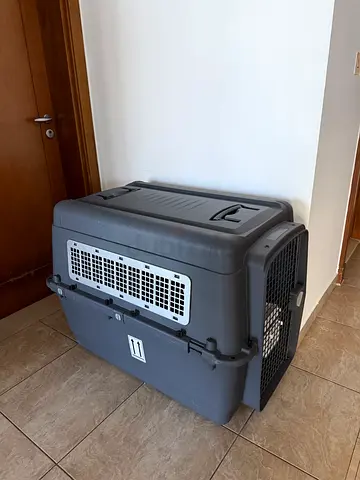 Large hard plastic pet carrier / travel crate