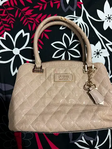Beige GUESS quilted tote bag – good condition (handle peel off)