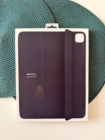 Apple Smart Folio for iPad Pro 12.9" (M1 / M2), like new