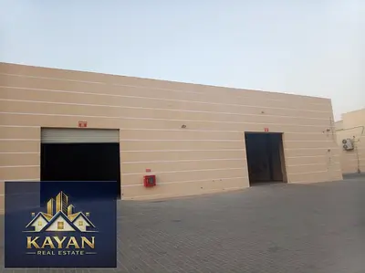 للإيجار معرض تجاري بمساحة 6700 قدم مربع مع بابين للشبرة وحمام داخلي وكهرباء قوية بقدرة 75 كيلوواط