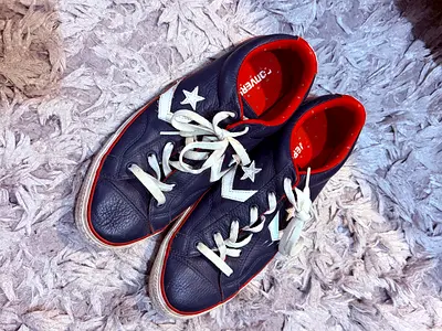 Converse leather low-top sneakers in navy with red trim, size42.5
