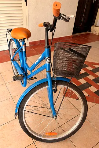Blue girl's city bike with basket — good condition