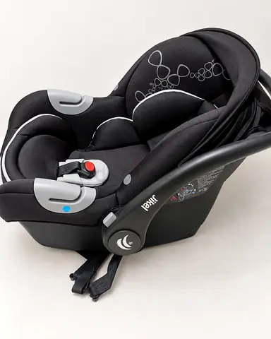 Infant rear-facing car seat with carry handle — good condition