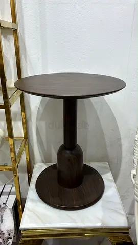 Round side table with brown metal finishing