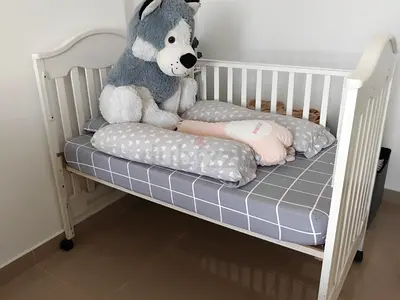 Baby crib White wooden baby crib with mattress and bedding - good condition