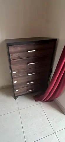 Dark wood 5-drawer chest / dresser in good condition