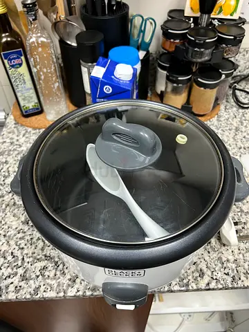 Black+Decker Electric Rice Cooker with Steaming Tray and Spoon - Used