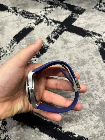 Men's stainless steel watch with blue rubber strap (used)