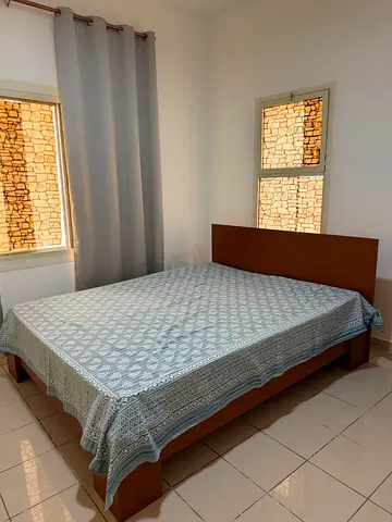 Wooden double bed with headboard - good condition - Pan Home (160x200cms)