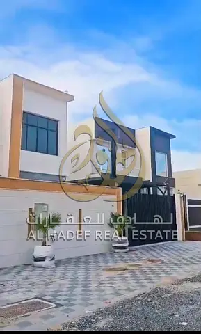 واجهة حجر فاخرة وحديقة بشلال مائي وجلسة خارجية وكراج خاص