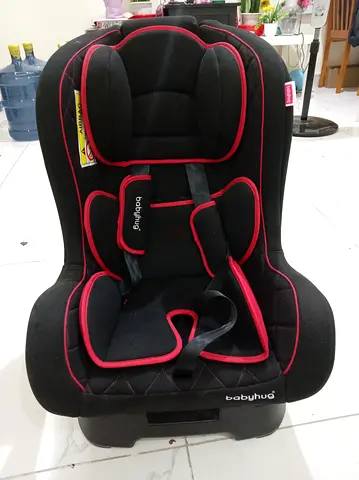 Babyhug convertable car seat — black with red trim, used only 2 months, good condition