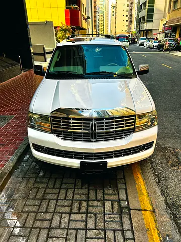 2014 Navigator presidential super low kms-full options-GCC-no accident-looks and drives Excellent!