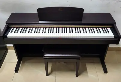 The Yamaha Arius YDP-160 is a classic home console digital piano. It features 88 weighted keys