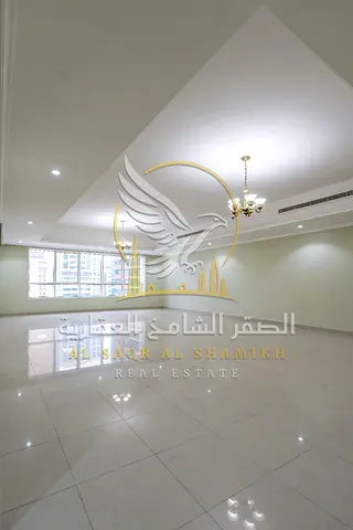شقة 4 غرف وصالة للإيجار في القصباء بالشارقة بمساحة واسعة وتشطيب حديث، تكييف مجاني وبارك مجاني وشهر مجاني، صيانة على المالك وسهولة في السداد وقريبة من