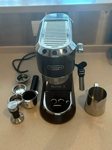Coffee Machine: De'Longhi Dedica Style ec685