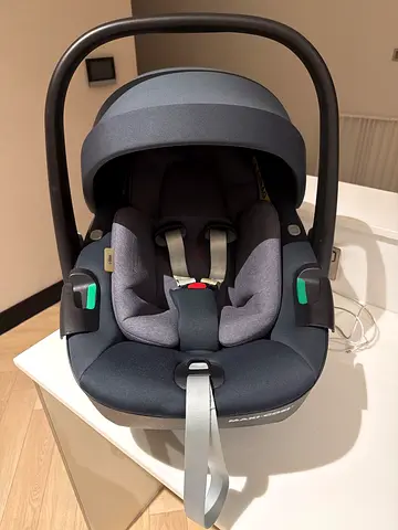 Maxi Cosi Baby infant car seat / carrier - good condition