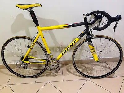 Giant TCR-2 an aluminum frame, carbon fiber composite parts. Extremely good condition.