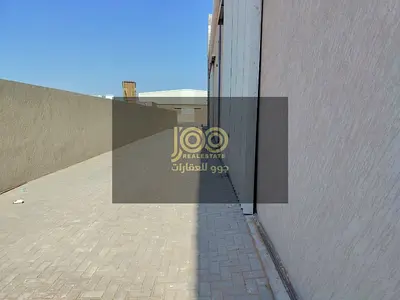 مستودع للإيجار في أم القيوين بمساحة 25000 قدم مربع مع سكن عمال كهرباء 220 كيلو واط