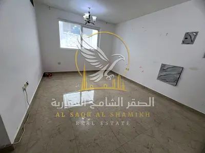 غرفة وصالة للإيجار في القليعة الشارقة مع غرفة ماستر وتكييف مركزي ومساحة واسعة وموقع حيوي قريب من الخدمات