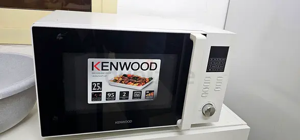 Kenwood Countertop 25lMicrowave Oven - Good Working Condition