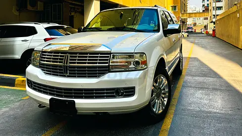 2014 Navigator presidential super low kms-full options-GCC-no accident-looks and drives Excellent!