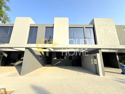 Pristine Middle Townhouse | Sophisticated Living
