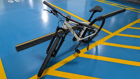 white/black mountain bike - Brand new 26" wheels