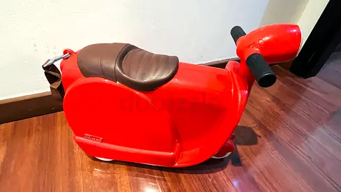 Kids Ride-On Scooter / Luggage Toy – Red – almost new condition