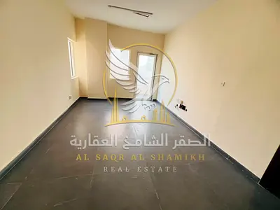 شقة غرفتين وصالة مع بلكونة وتكييف مركزي للإيجار في القليعة، الشارقة