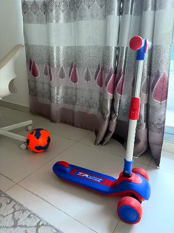 Kids three-wheel scooter with adjustable handlebar