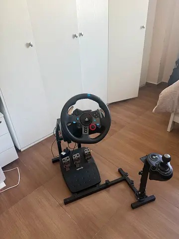 Logitech G29 Steering and gear with Deadskull Stand