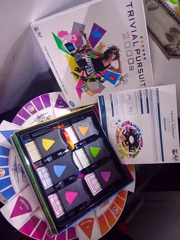 لعبة التحدي Trivial Pursuit (إصدار 2000s) الأصلية من Hasbro! 🎲