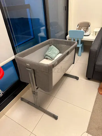 Joie bedside crib / bassinet in grey - very good condition (basically new)