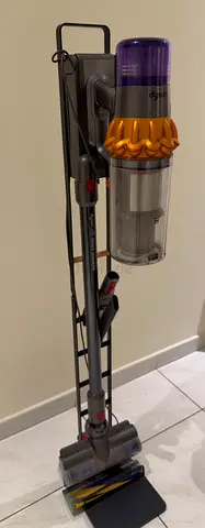 V15 Detect Absolute Cordless Vacuum 0.77 L - minimally used and in excellent condition