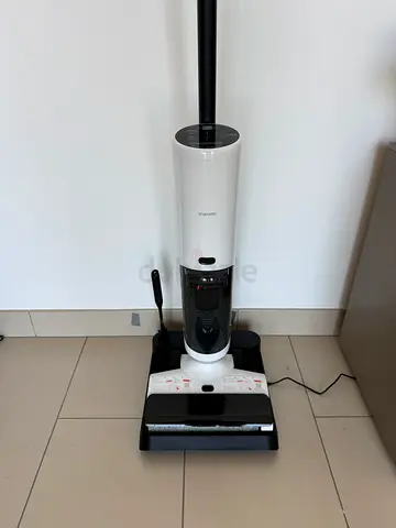 Wet and dry vacuum cleaner — lightweight floor cleaner