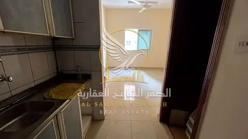 استوديو عائلي للإيجار في النباعة الشارقة بمطبخ منفصل وتكييف سبليت وموقع قريب من الخدمات اليومية