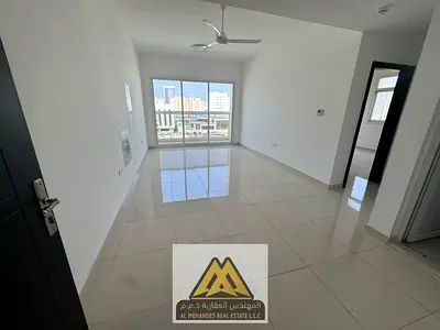 شقة جديدة أول ساكن، بمساحة كبيرة جدًا وتصميم مميز، تتميز بصالة واسعة ذات إطلالة بانورامية مفتوحة، مع غرفة ماستر وبلكونة وخزائن حائط. تقع في الراشدية 2
