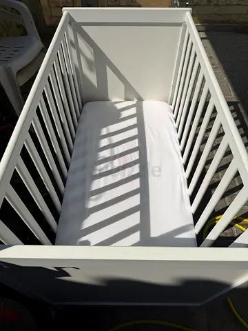 White wooden baby crib with mattress — good condition