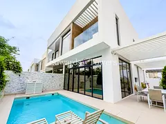 Vacant | Single Row Corner unit with pool fitted