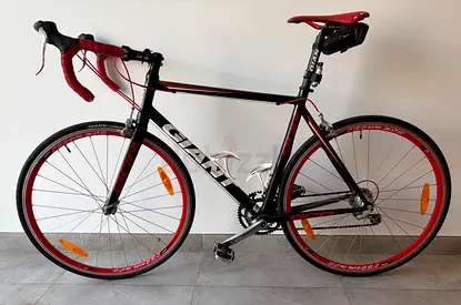 Giant SCR1 Road Bike (L) - mint condition, carbon forks, lightweight frame.