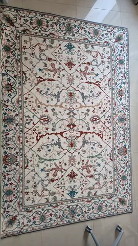 Cream Persian-style area rug - 160x230 cm