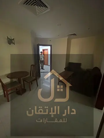 فرصة ذهبية للإيجار شقة غرفة وصالة منطقة المصلي موقع استراتيجي باركين مجان و التكييف على المالك