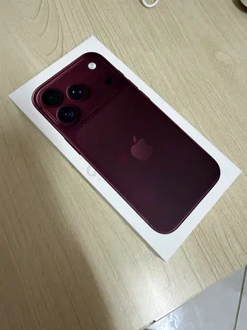 Iphone 18 pro 256 burgundy used 1 month
