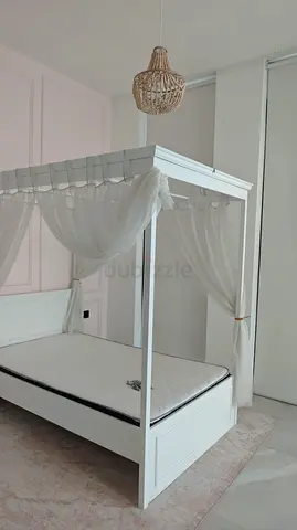 120 x 200 White four-poster canopy bed with mattress, modern design