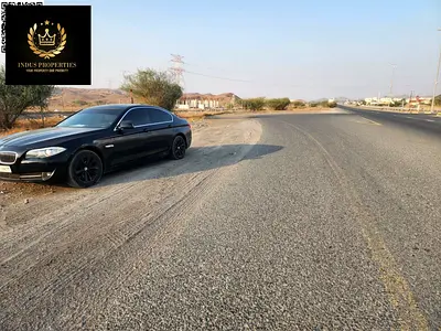 قطعة أرض واسعة مخصصة للاستخدام السكني والتجاري (مسموح ببناء طابق أرضي + 4 طوابق علوية)، بمساحة 4843 قدماً مربعاً، تقع على الطريق السريع الرئيسي في رأس